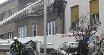 Lefele lógtak a munkások az emelőkosárból